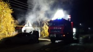 На Запоріжжі сталась пожежа: палав гараж та автівка в ньому, — ФОТО