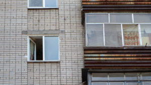 В Запорожье 13-летний мальчик выбросился из окна 10-го этажа и разбился насмерть