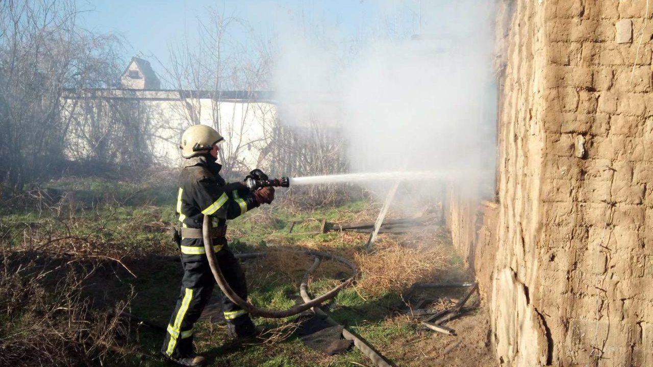В пожаре в Запорожской области травмировалась молодая девушка: с места происшествия ее забрала 