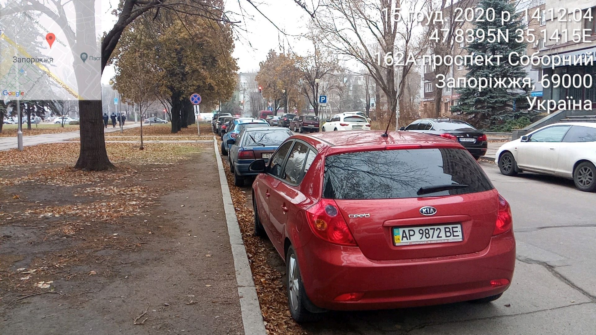 Майже два десятки водіїв, які залишили автівки в центрі Запоріжжя, отримали штрафи за неправильне паркування