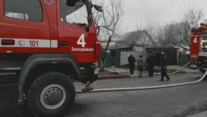 В Запоріжжі сталась пожежа на території приватного домоволодіння: вогонь «розбігся» на 40 метрів