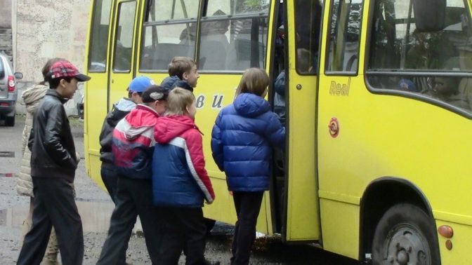 Школярі у Запоріжжі тимчасово залишаться без пільгового проїзду