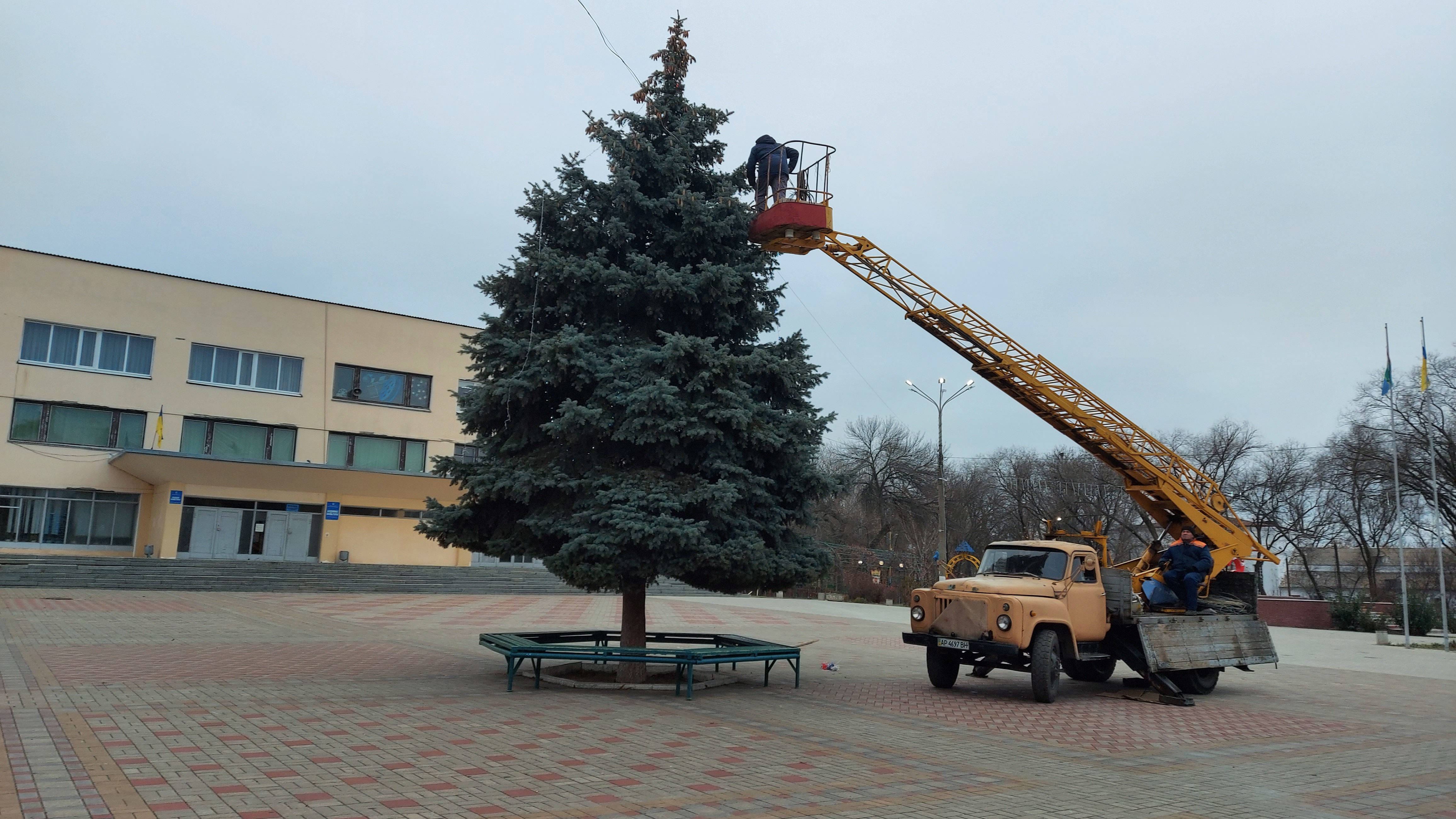 В Запорожской области вандалы украли с главной елки почти все гирлянды