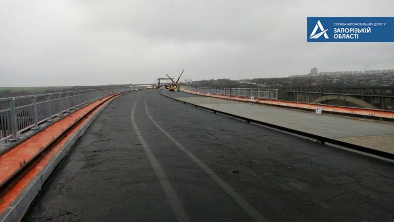 В Запорожье уже начали укладывать асфальт на новом мосту с Хортицы на Бабурку, – ФОТОРЕПОРТАЖ