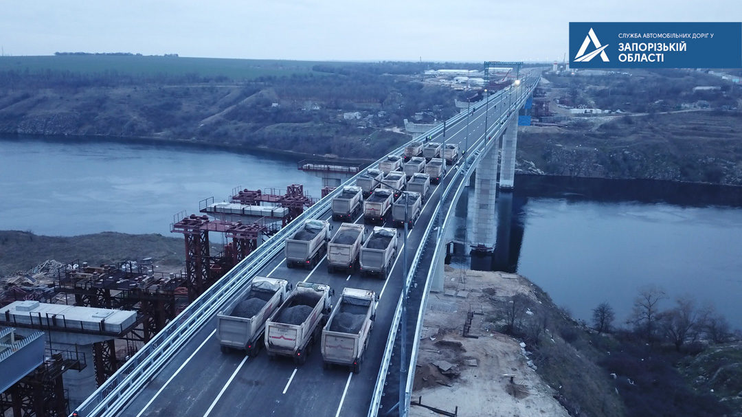 В Запорожье новый мост на Бабурку перед открытием снова испытали на прочность: по нему проехали 18 многотонных грузовиков, – ФОТОРЕПОРТАЖ 