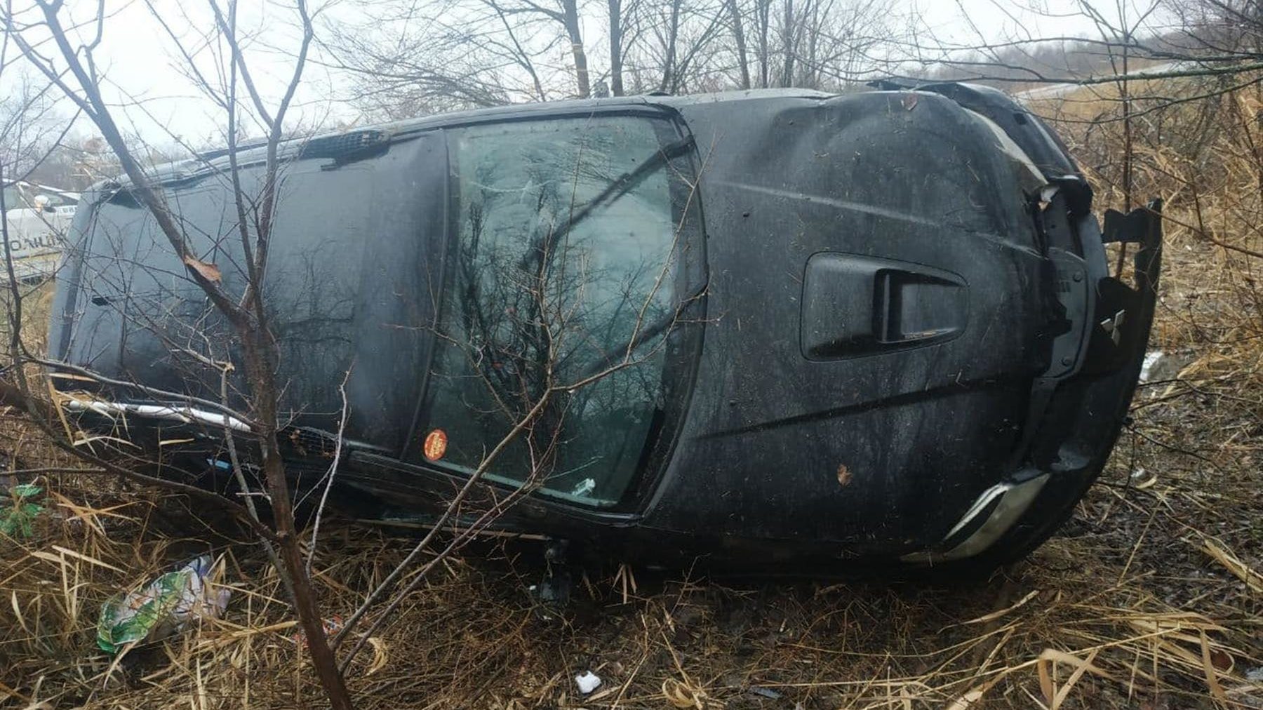 На запорожской трассе внедорожник вылетел с дороги и перевернулся: погибла пассажирка, трое людей попали в больницу, – ФОТО  