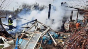 В Запорожской области горело здание в частном хозяйстве, — ФОТО