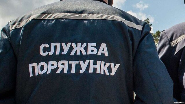 Мелітопольські рятувальники дістали з колодязя собаку, — ФОТО