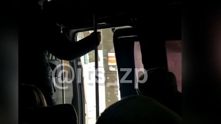 В Запорожье маршрутное такси ехало с открытыми дверями, пока в салоне были люди, — ВИДЕО