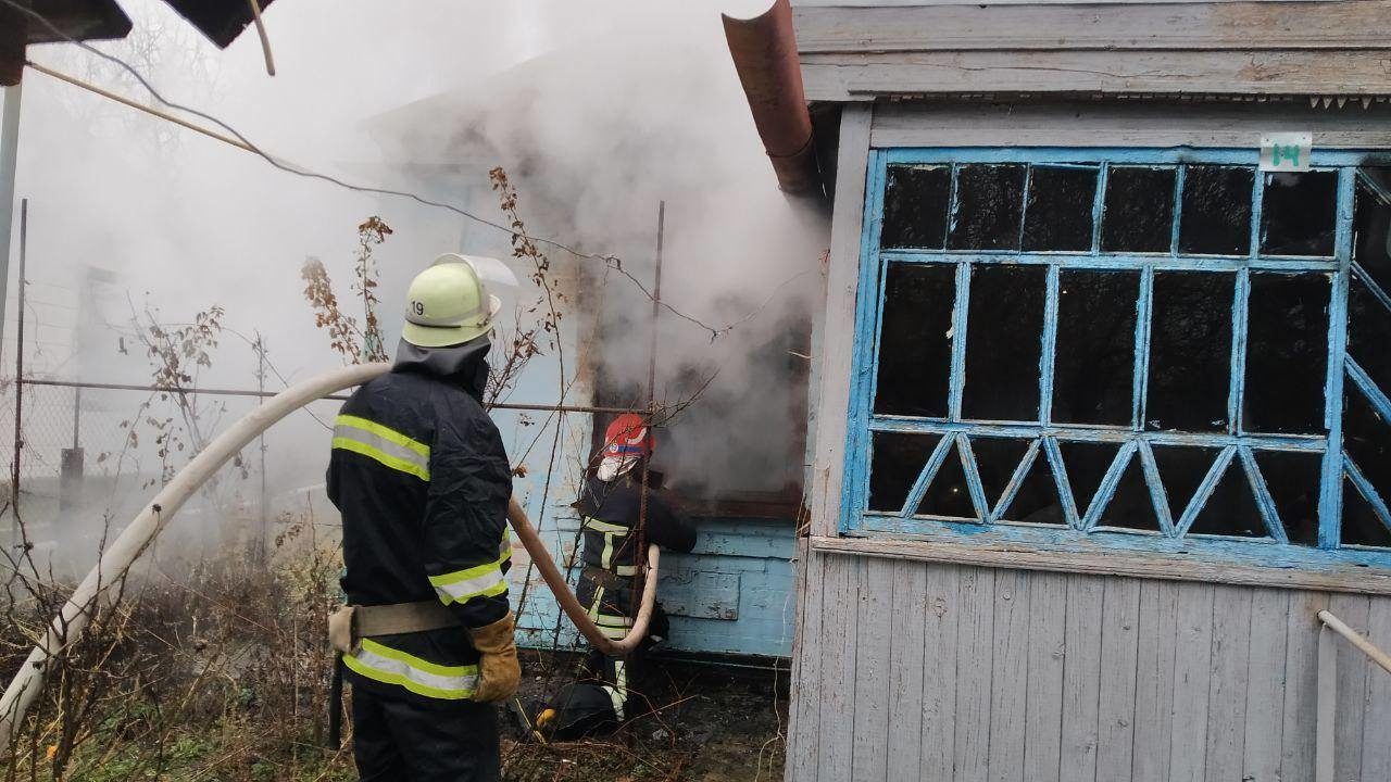 На Запоріжжі в будинку сталась пожежа: жінка самостійно винесла з осередку вогню власних синів