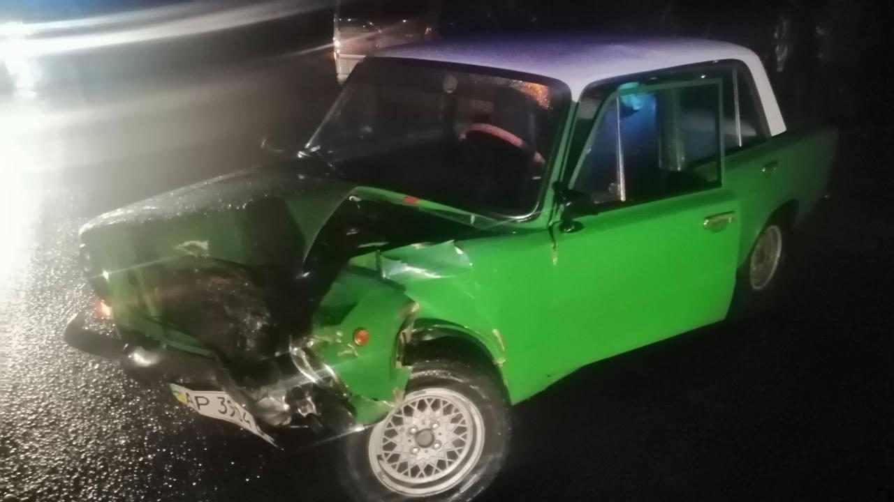 В Запоріжжі зіткнулись два ВАЗи: одного з водіїв довелося витягати з машини