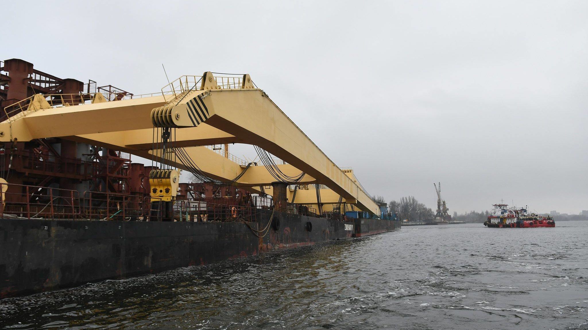 В Запорожье прибыл гигантский кран для строительства вантового моста через Днепр, – ФОТОРЕПОРТАЖ