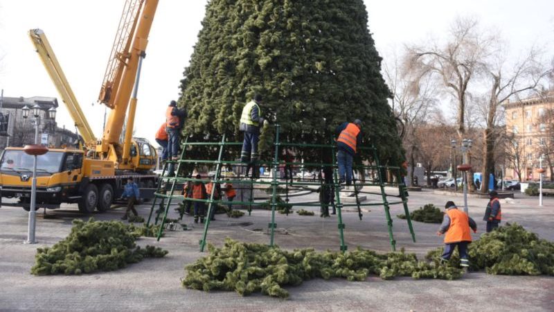 На площади Маяковского разбирают главную елку Запорожья, — ФОТО