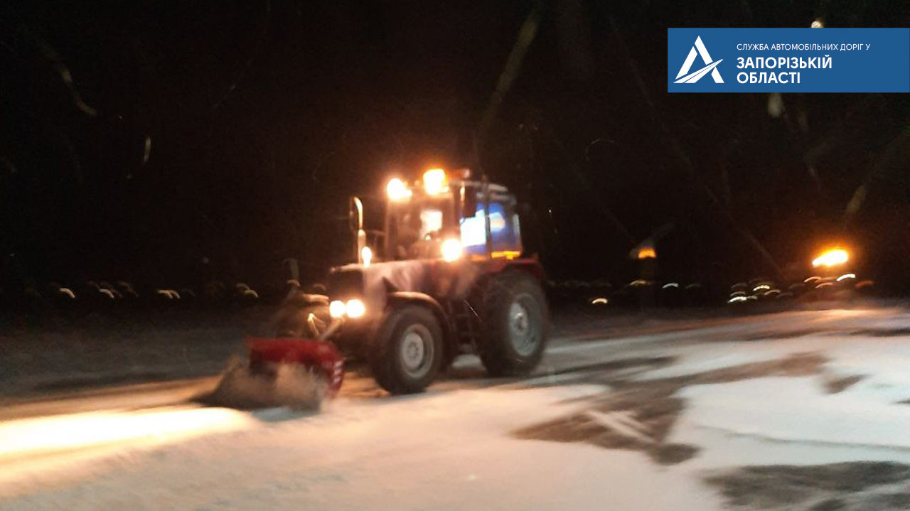 В Запорожской области всю ночь убирали снег на дорогах: работали более 100 единиц техники, – ФОТО