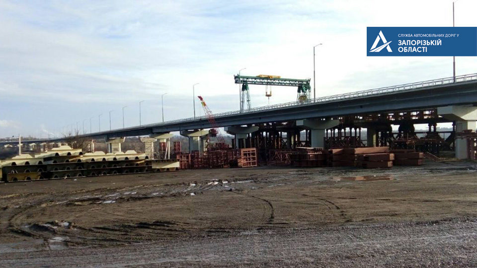 В Запорожье подрядчики продолжают строительство моста с Хортицы на Бабурку: уже смонтировали 500 тонн конструкций , – ФОТО