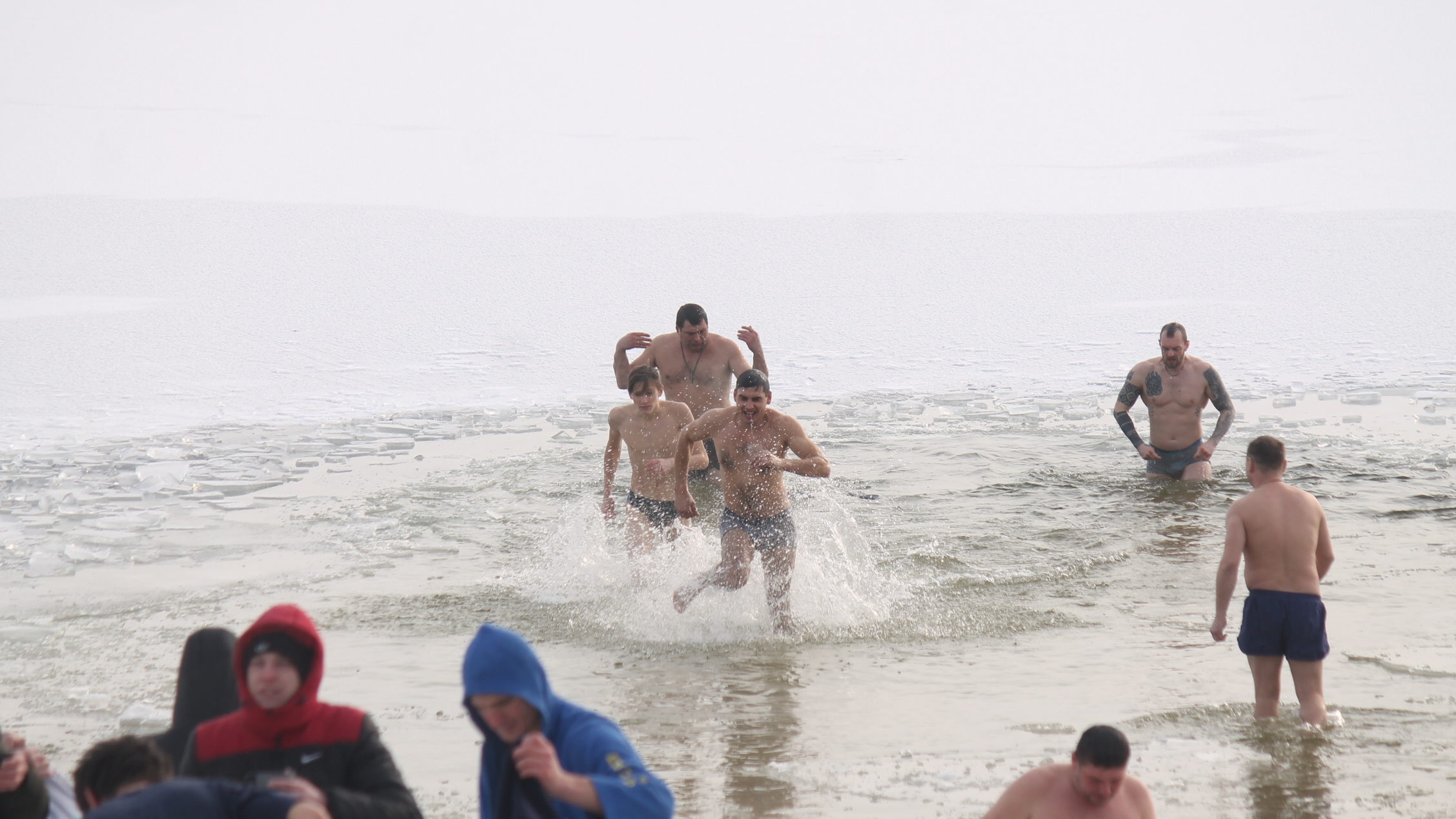 Жители Запорожья на Правобережном пляже массово ныряли в ледяную воду, – ФОТОРЕПОРТАЖ