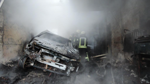 В Запорожье в один день в гаражах сгорели две машины, – ФОТО 