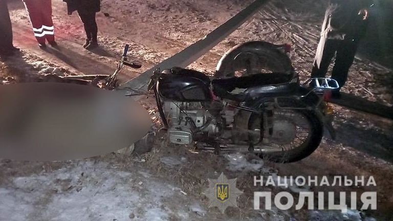 В Запорожской области мотоциклист разбился насмерть, врезавшись в столб, – ФОТО 