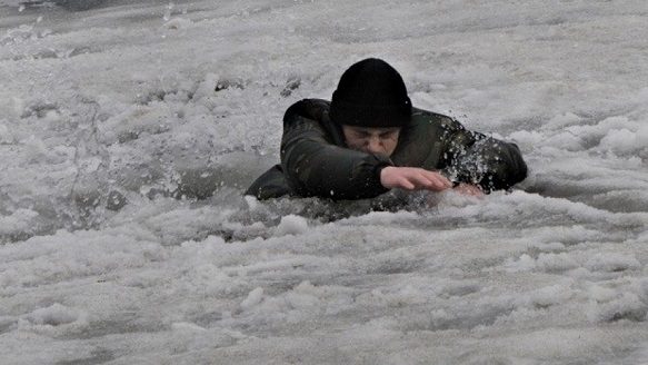 На Каховском водохранилище спасали горе-рыбака, который провалился под тонкий лед