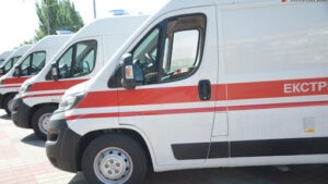 В Запоріжжі автівка врізалася у стовп: водія госпіталізували до лікарні з місця ДТП
