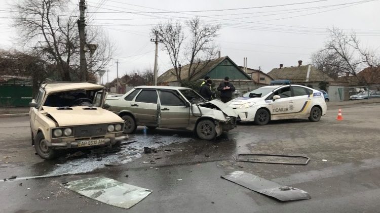 У Запорізькій області на перехресті зіткнулися два легковики: постраждали декілька людей, – ФОТО