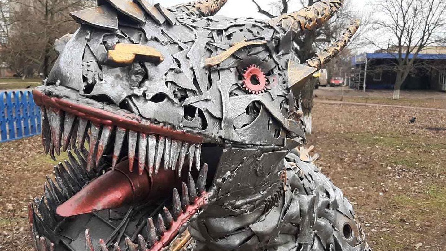 В Запорожской области во дворе лицея установили фантастического металлического динозавра, – ФОТО