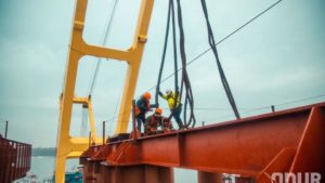В Запорожье гигантский кран «Захарий» продолжает строить вантовый мост через Днепр, – ФОТО, ВИДЕО