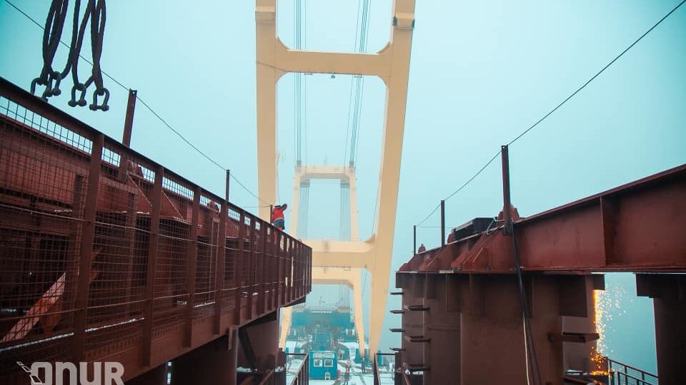 В Запорожье гигантский кран «Захарий» установил первые временные опоры вантового моста через Днепр, – ВИДЕО