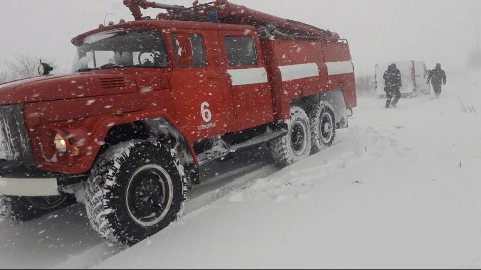 На Запоріжжі через негоду рятувальники витягли зі снігу 8 автомобілів, – ФОТО 