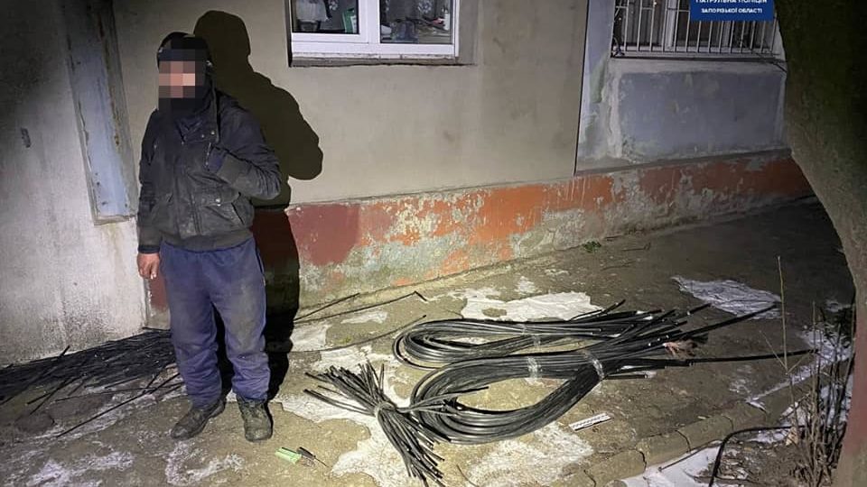 В Запорожье мужчина срезал кабель и посреди ночи пытался его забрать, – ФОТО