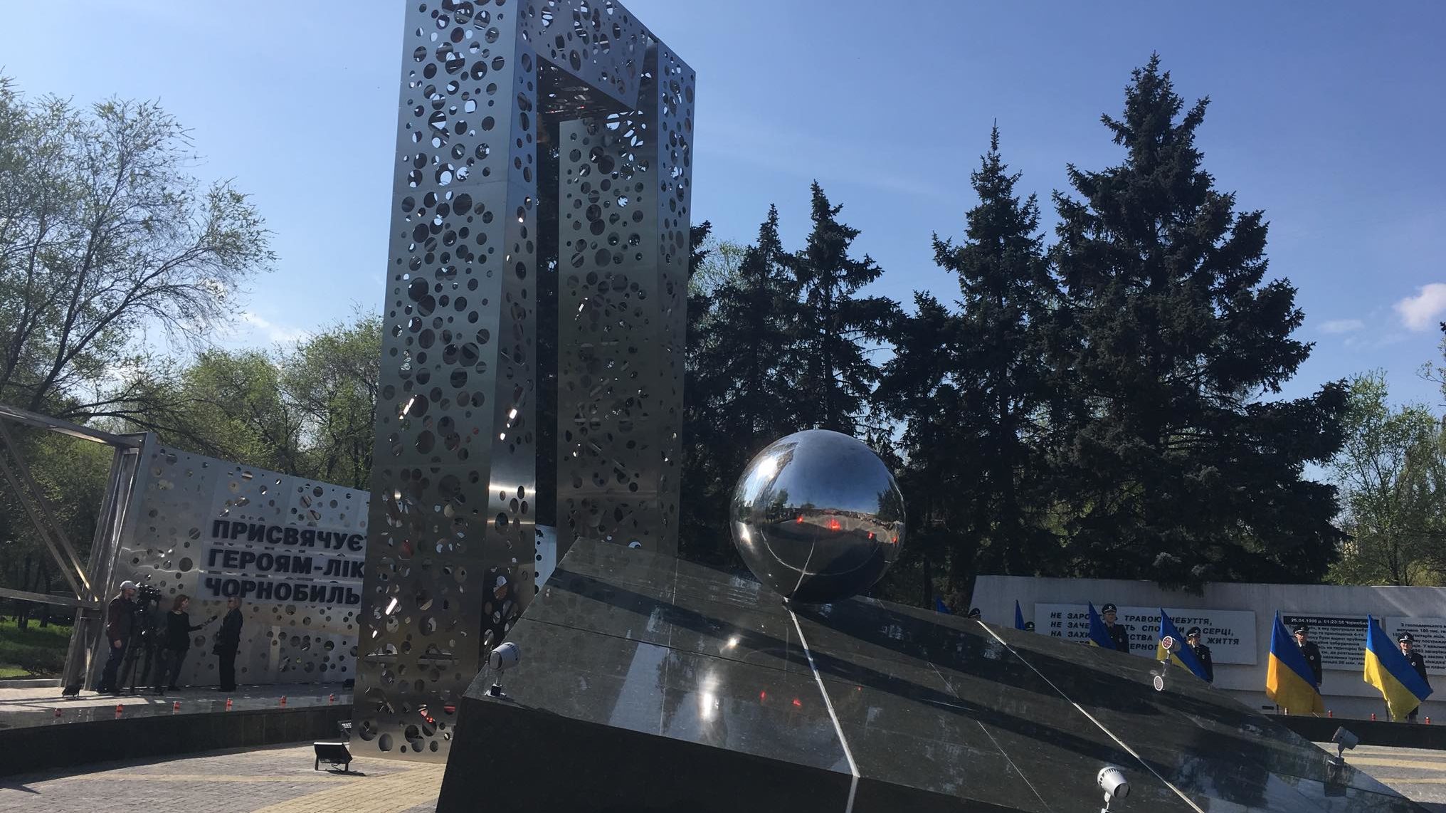 С памятника чернобыльцам в Запорожье пытались украсть металлические пластины, — ФОТО