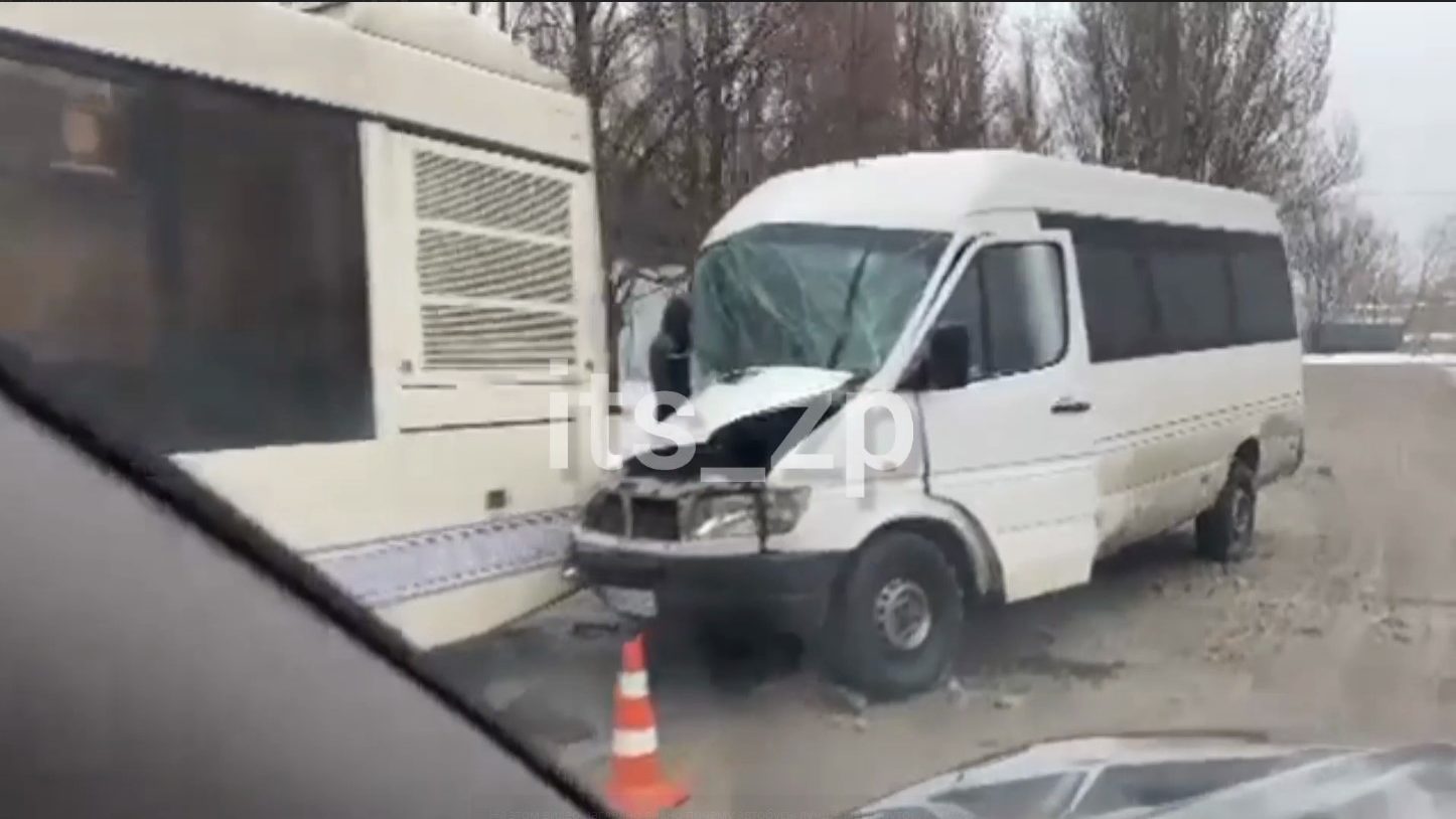 В Запорожье маршрутка врезалась в муниципальный автобус: полиция рассказала подробности, — ВИДЕО