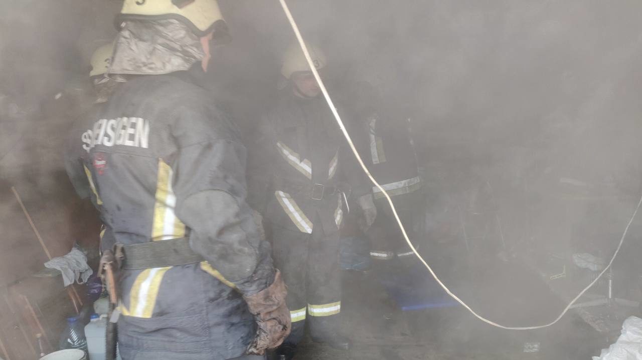 В Запорожье во время пожара в гараже спасли мужчину, – ФОТО