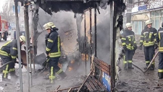 В центре Запорожья полностью сгорел остановочный комплекс с киоском, – ФОТО