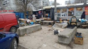Рынок в одном из микрорайонов Запорожье заставили демонтировать бетонные блоки