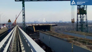 В Запорожье в круглосуточном режиме продолжается строительство мостов через Днепр: что уже сделано, – ФОТО