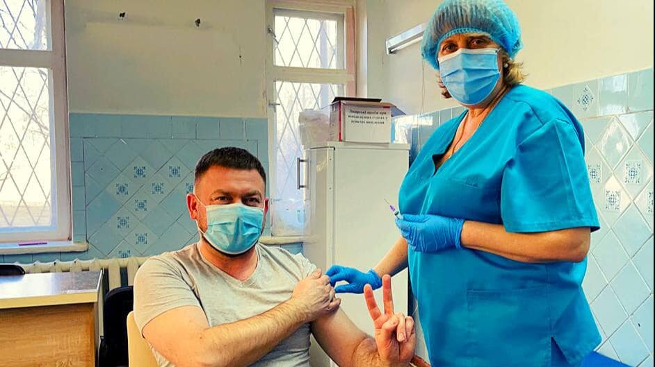 В Запорожской области известный доктор сделал прививку против COVID-19 и рассказал о своем самочувствии