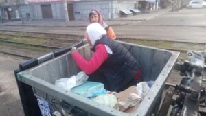 У Запоріжжі жінка не хотіла вилазити зі сміттєвого контейнера, – ФОТО 