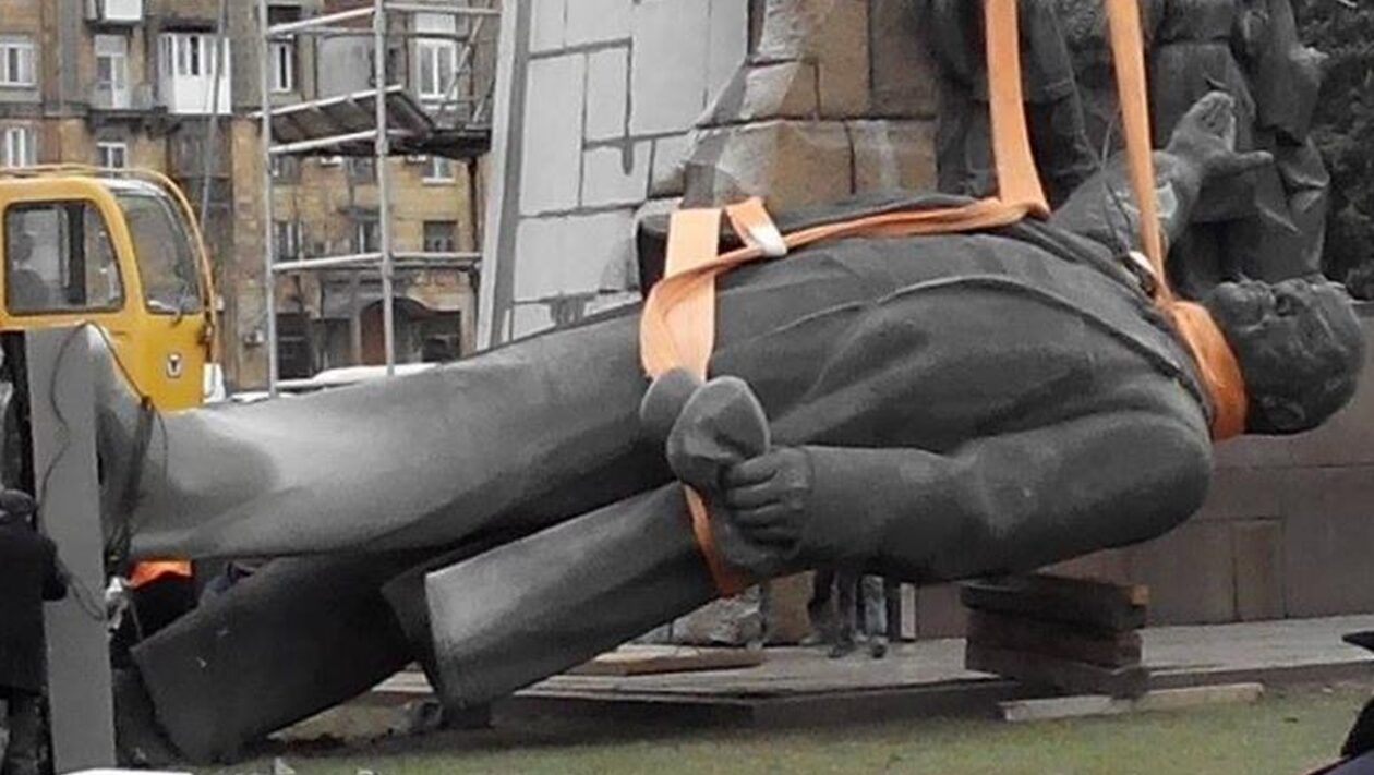 Ровно 7 лет назад в Запорожье демонтировали памятник Ленину: как это было, – ФОТО