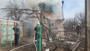 В Запорожье произошел пожар в дачном доме: огонь тушили 12 пожарных, – ФОТО
