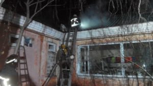У Бердянську в будівлі магазину горів дах: на місці працювали 13 рятувальників, — ФОТО