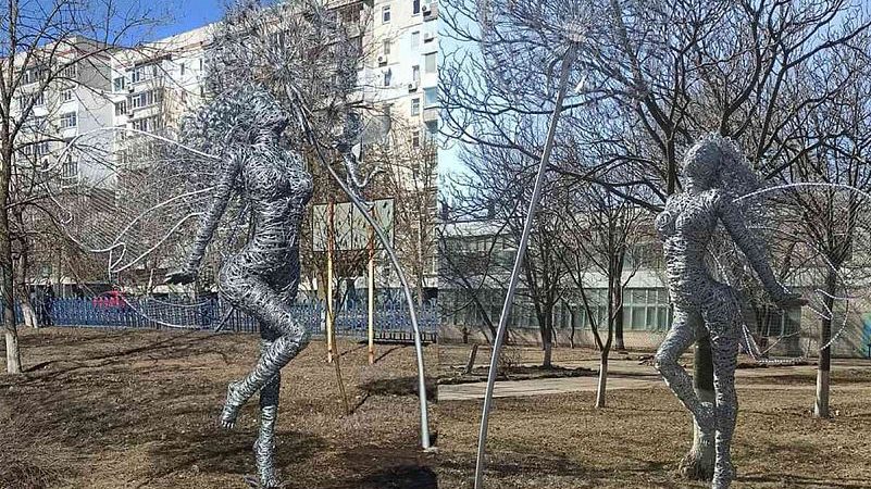 В Запорожской области во дворе лицея появилась металлическая фея из проволоки, – ФОТО