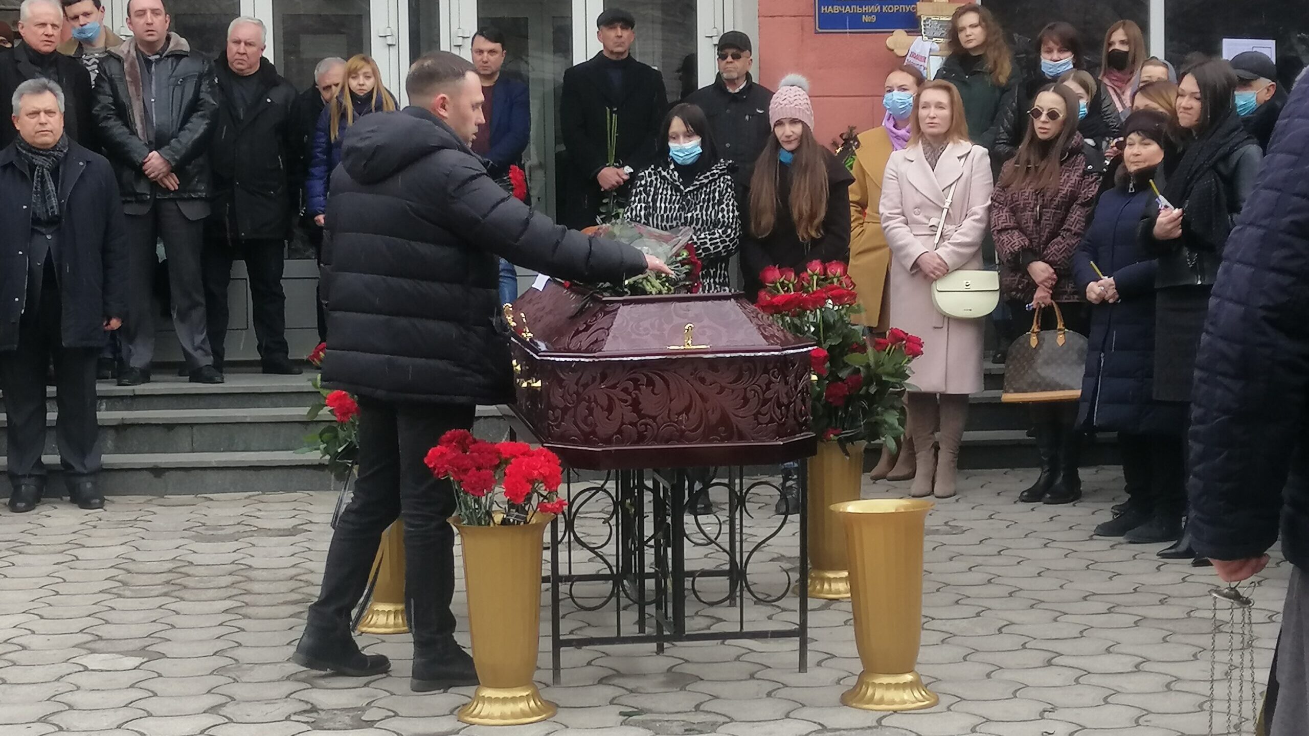 В Запорожье более сотни людей пришли на прощание с убитым профессором ЗНУ, - ФОТО