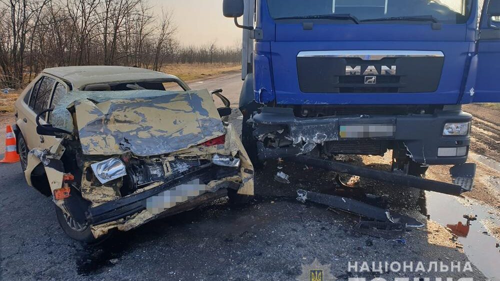 У Запорізькій області зіткнулися вантажівка та легковик: загинув один з водіїв, – ФОТО 