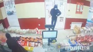 У Запоріжжі чоловік з викруткою пограбував продовольчий магазин, – ФОТО