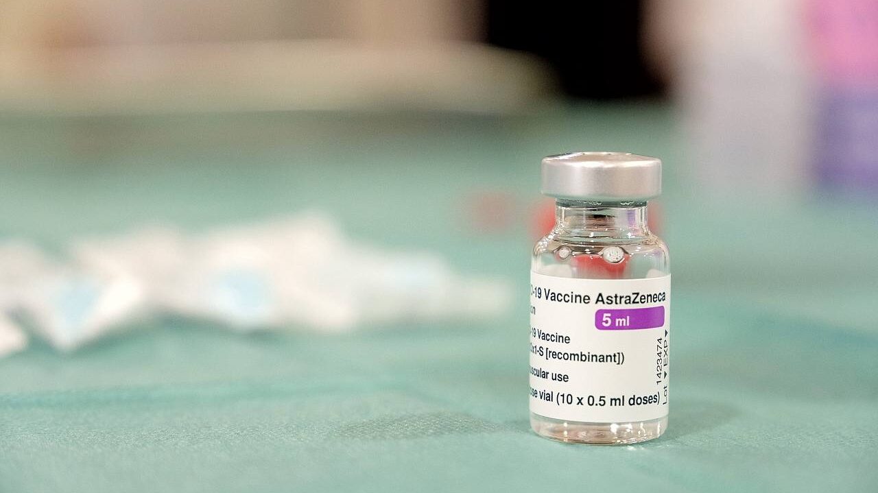 Низка європейських країн продовжила вакцинацію проти COVID-19 препаратом компанії AstraZeneca