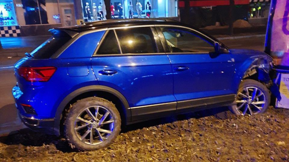 У Запоріжжя п’яна водійка Volkswagen таранила декілька сітілайтів та розбила припарковані авто, – ФОТО, ВІДЕО