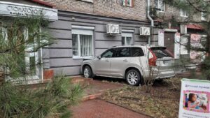 В центре Запорожья водитель Volvo врезался в стену дома, – ФОТО