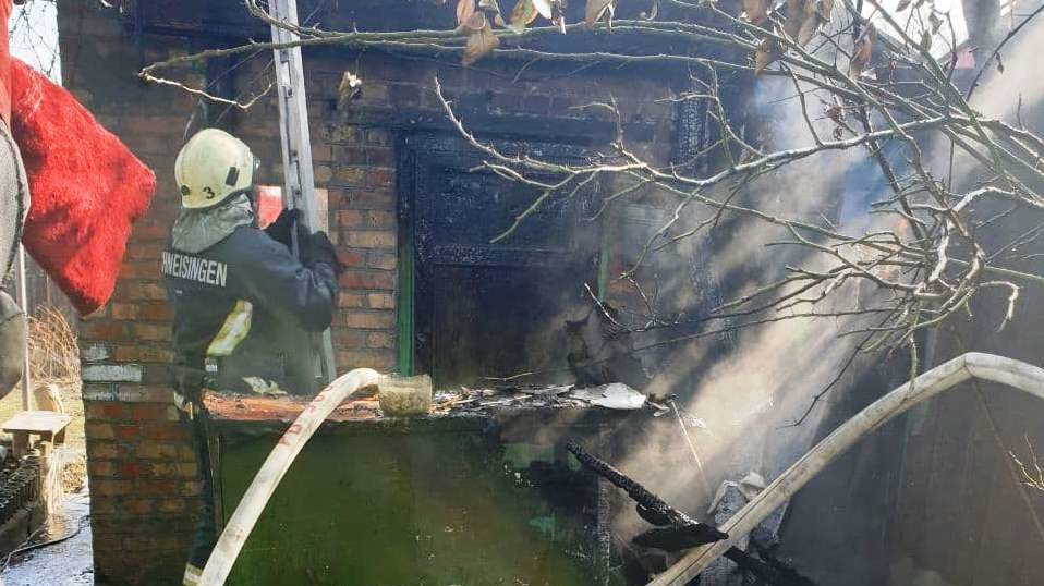 В Запорожье пожарные ликвидировали пожар в летней кухне, – ФОТО