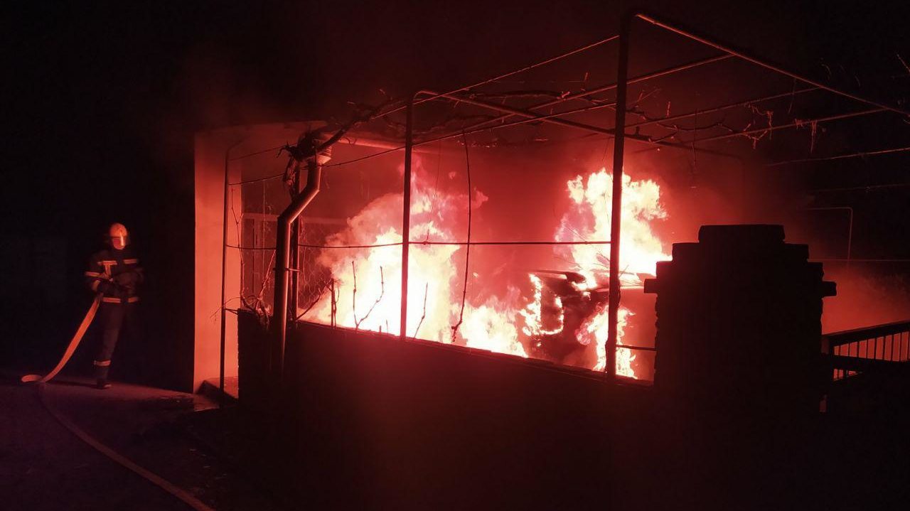 В Запорожской области под летним навесом сгорел Hyundai Tucson, – ФОТО